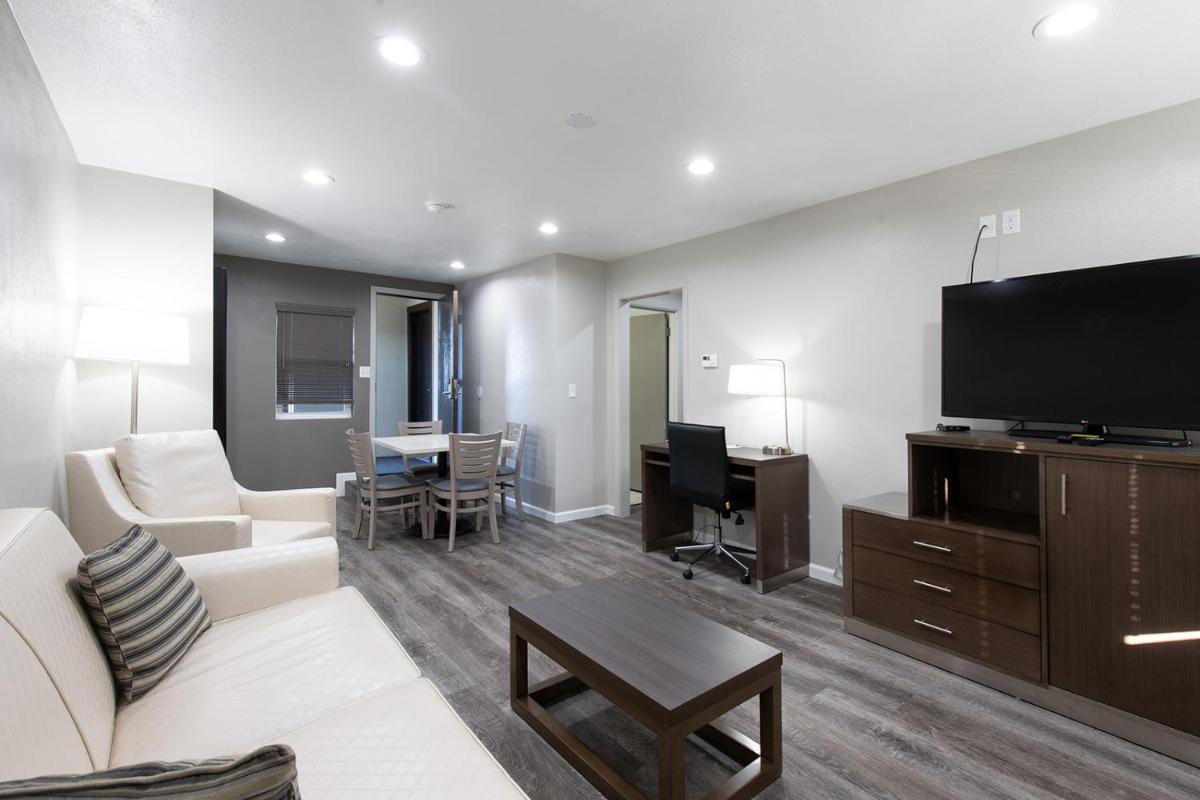 Super 8 by Wyndham Eureka - Housity