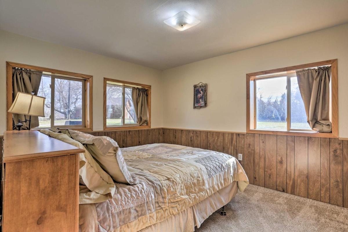 Family-Friendly Getaway on 12-Acre Trout Farm - Housity