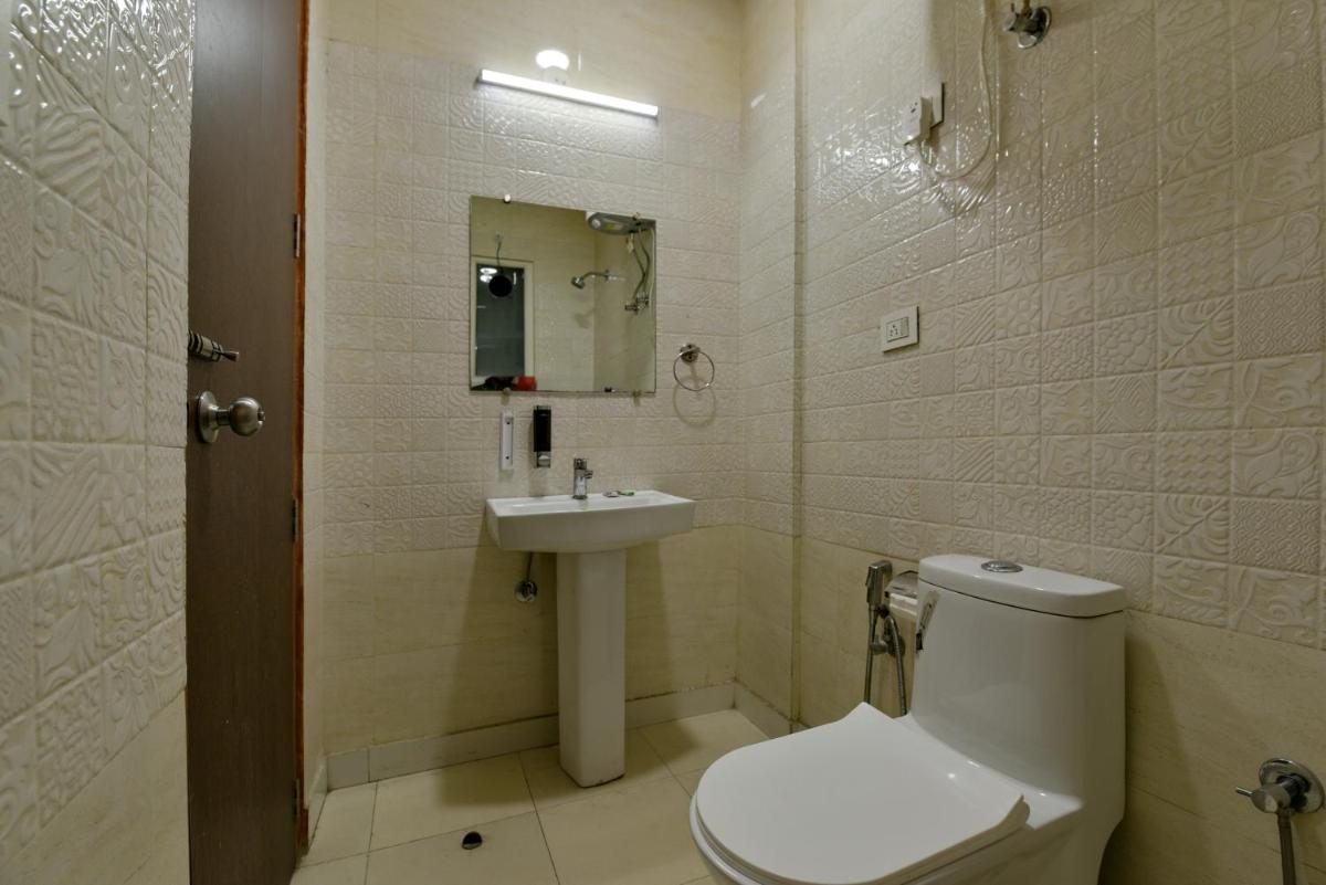 Hotel Silver Saffron Near Paschim Vihar Metro Station - Housity