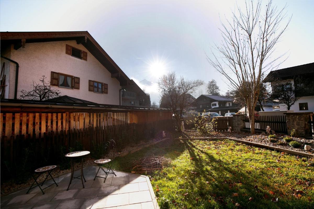 Sunlit Garden & Mountain Apartment - Housity
