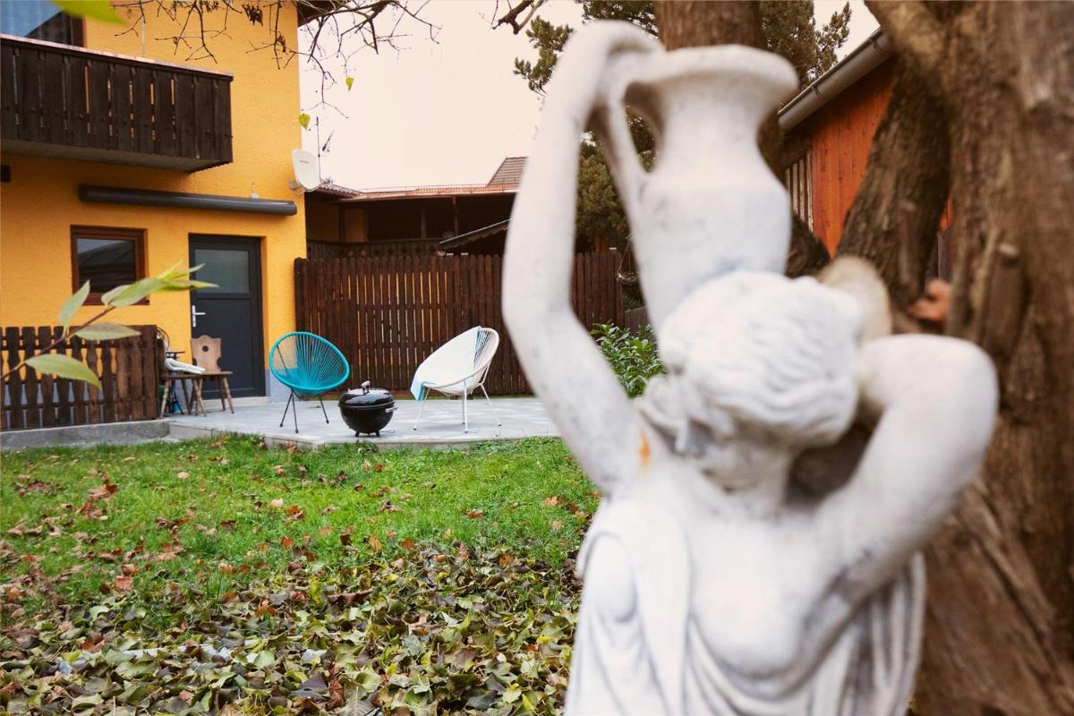 Sunlit Garden & Mountain Apartment - Housity