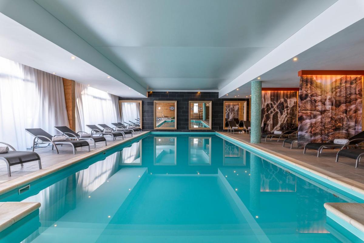 Piscine de l'établissement Chalet Hotel Kaya ou située à proximité