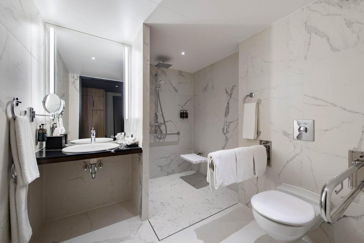Ein Badezimmer in der Unterkunft Radisson Collection Hotel, Berlin