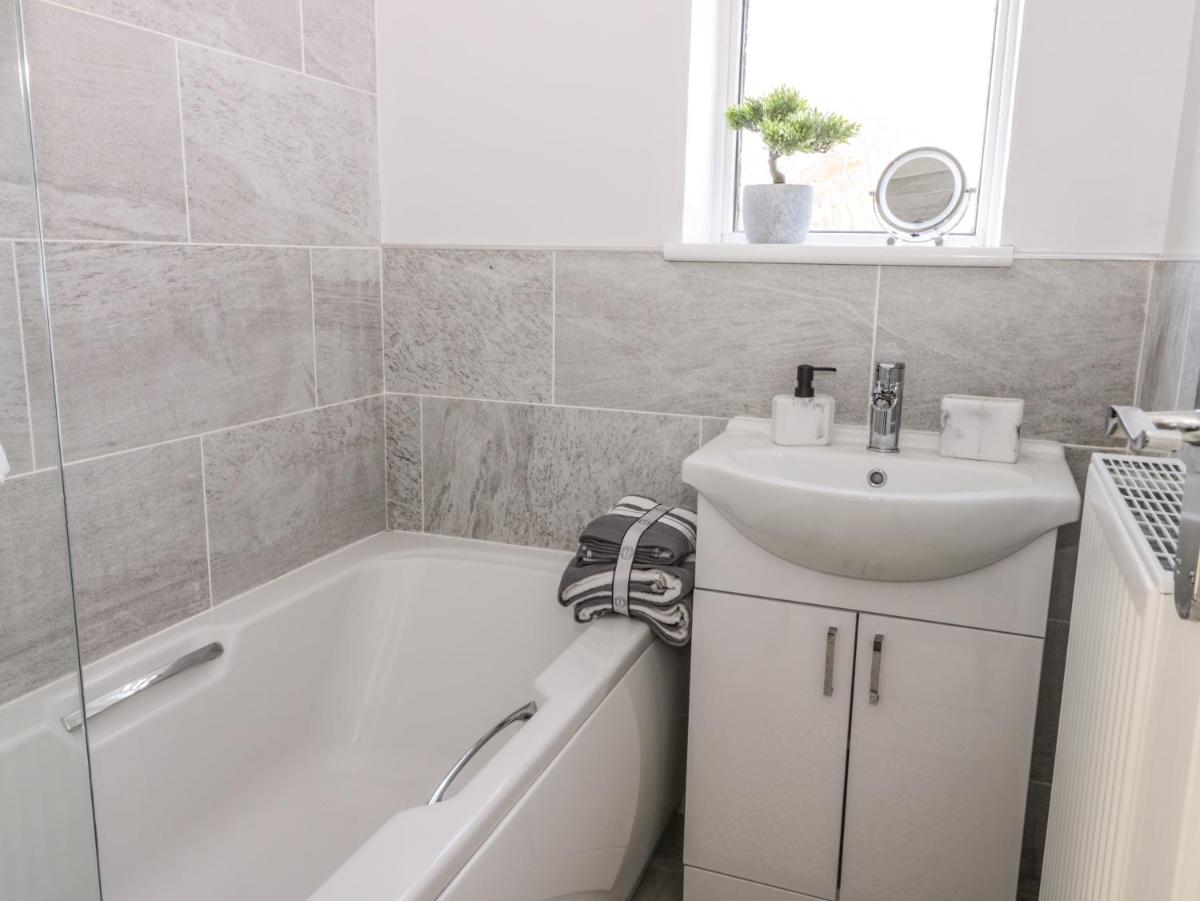 1 Woodhouse Cottages - Housity