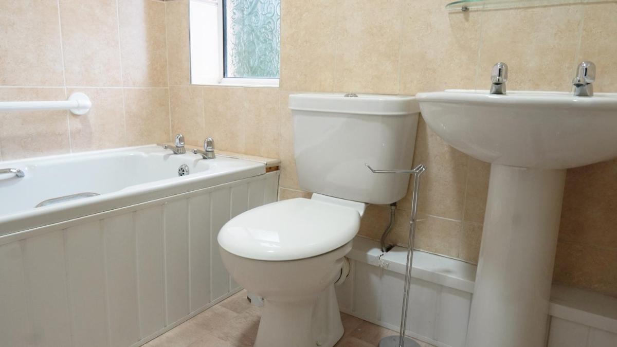Portobello House - Four Bedroom House perfect for CONTRACTORS - Sleeps 6 - FREE parking - Housity