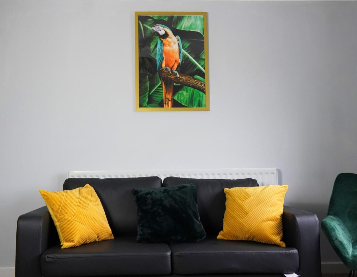 Portobello House - Four Bedroom House perfect for CONTRACTORS - Sleeps 6 - FREE parking - Housity