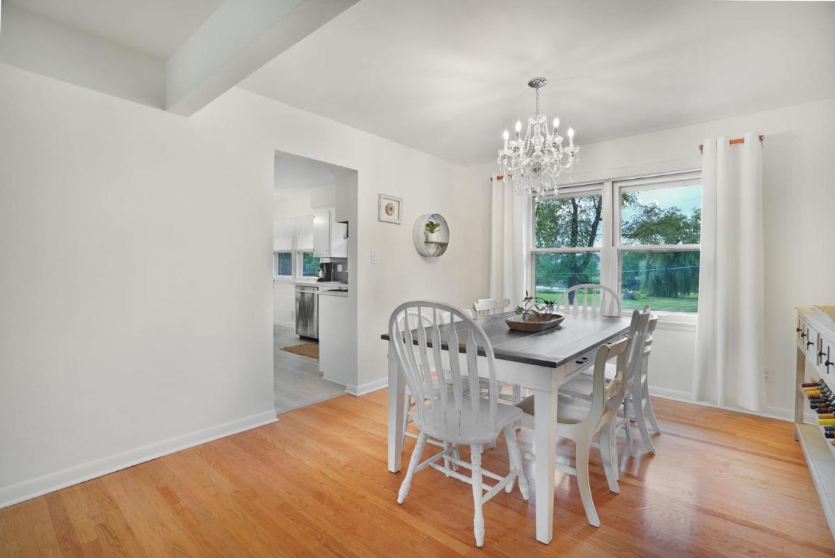 Riverside Retreat - Housity