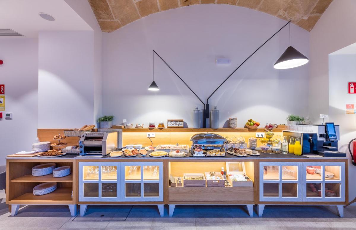 Una cocina con una encimera con comida encima. en Forum Boutique Hotel & Spa - Adults Only, en Alcudia