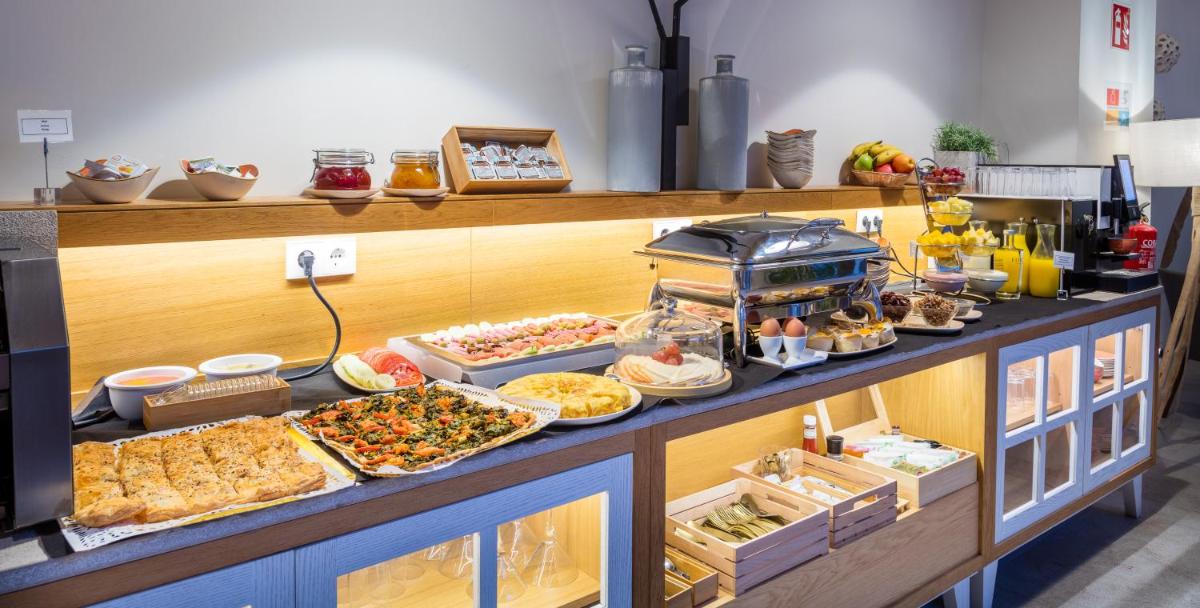 Comida en o cerca de este hotel