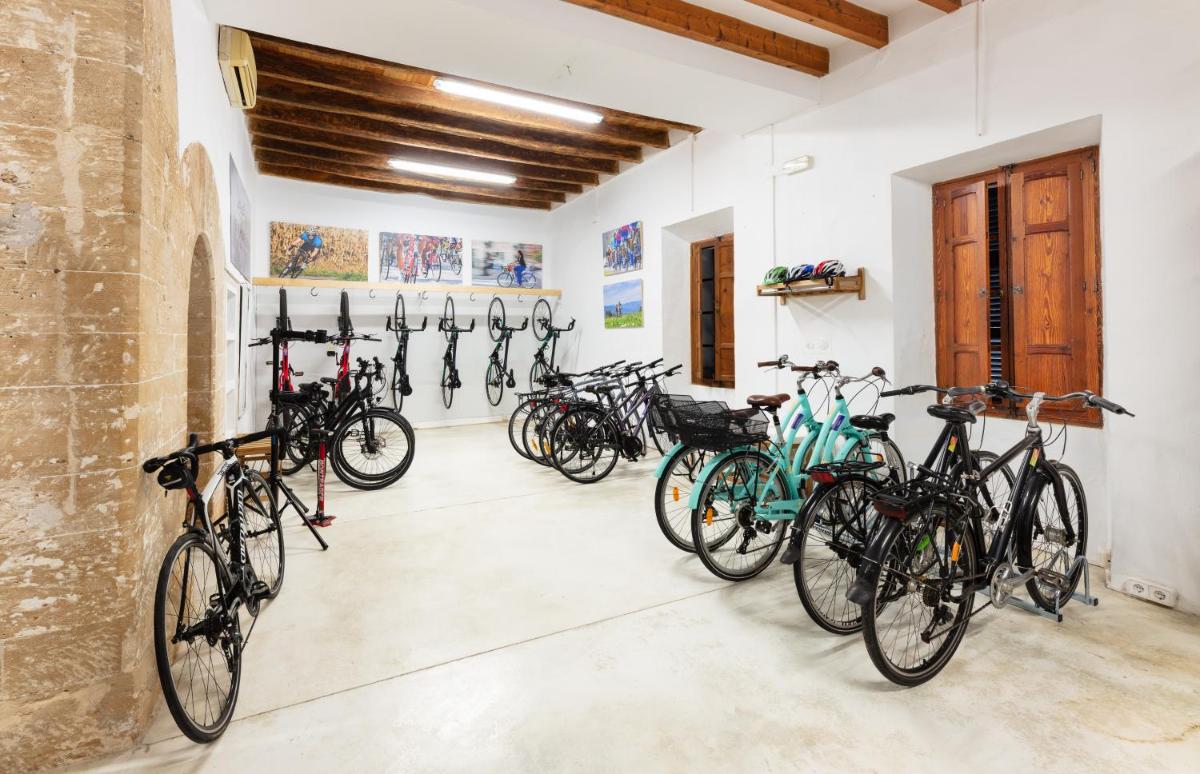 un montón de bicicletas estacionadas en una habitación en Forum Boutique Hotel & Spa - Adults Only, en Alcudia