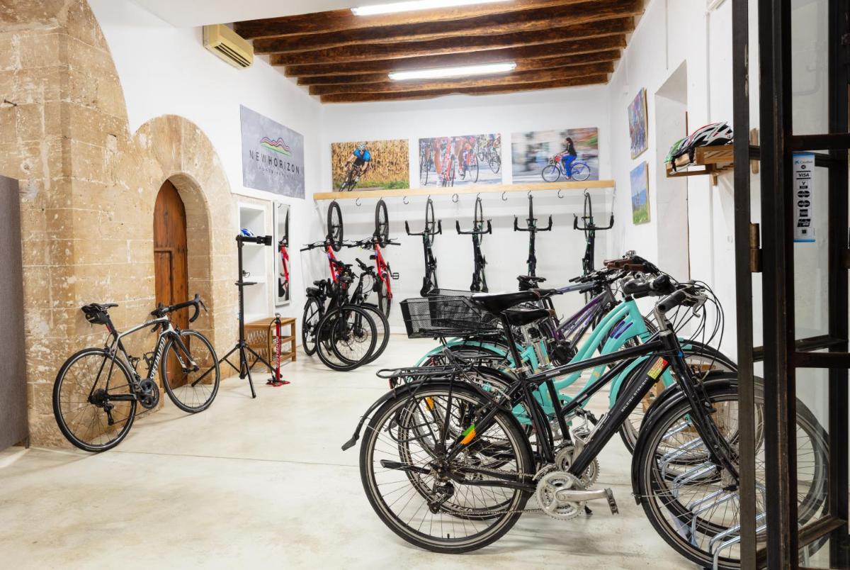 Montar en bicicleta en Forum Boutique Hotel & Spa - Adults Only o alrededores