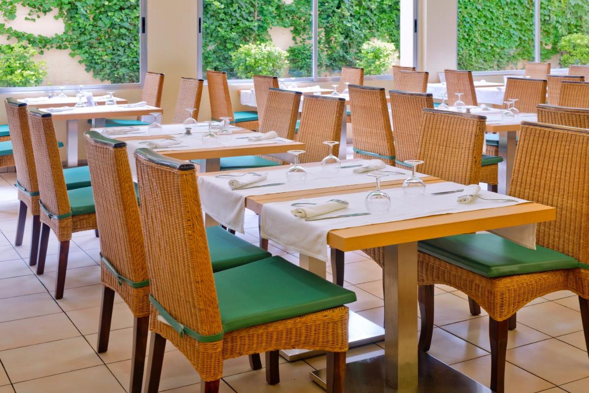 Un restaurante o sitio para comer en GHT Oasis Tossa & Spa