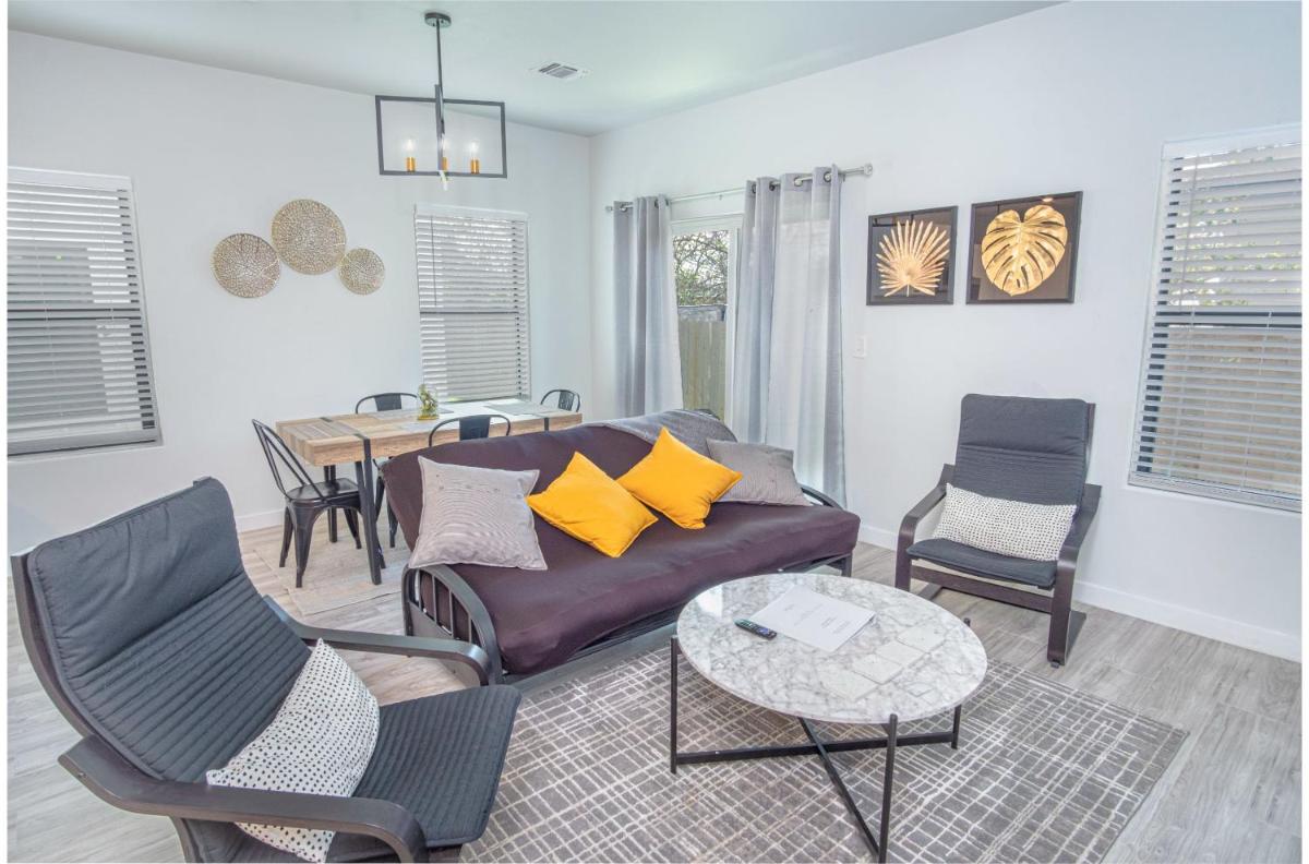 Spectacular Cozy 3 BR plus 2 and a half BA Apt Near Downtown - Housity