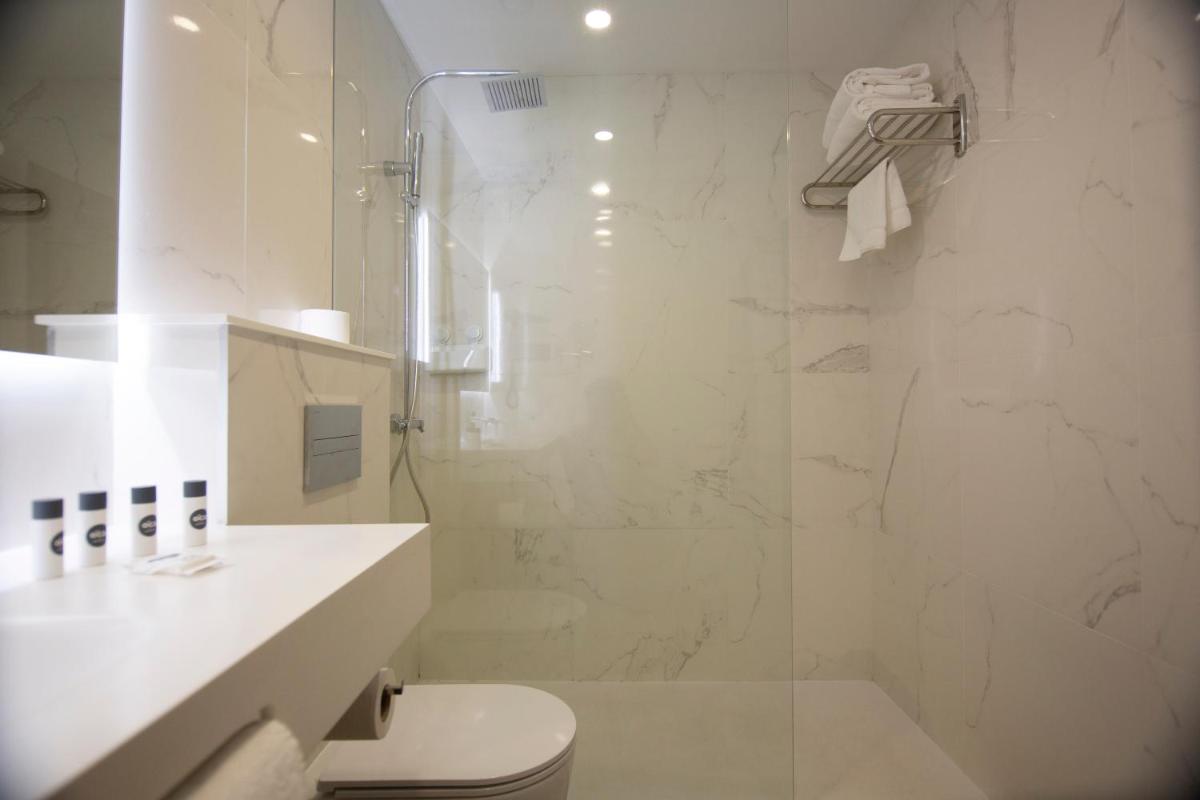 Un baño de Oca Playa de Foz Hotel & Spa
