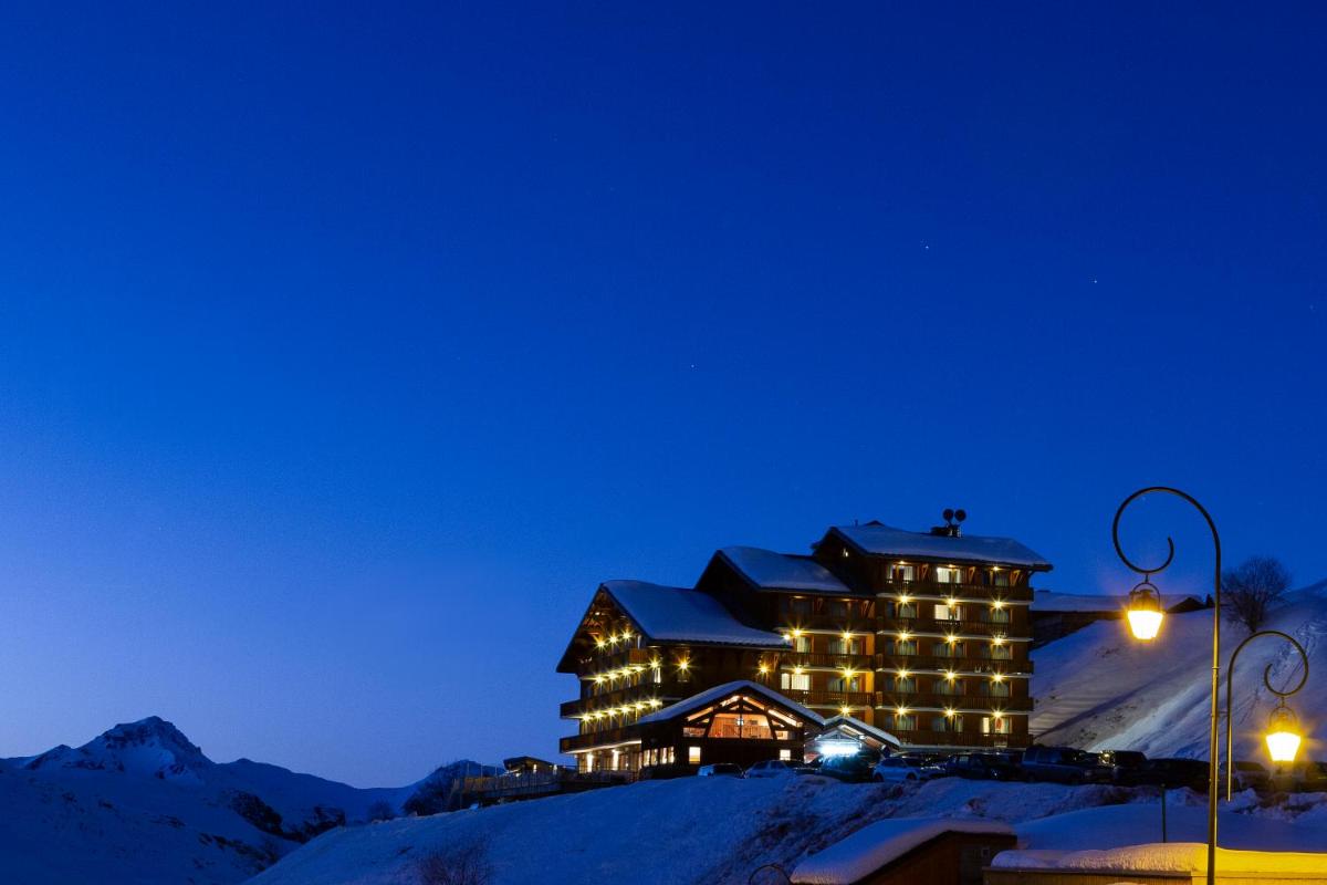 Vue générale sur la montagne ou vue sur la montagne depuis l'hôtel