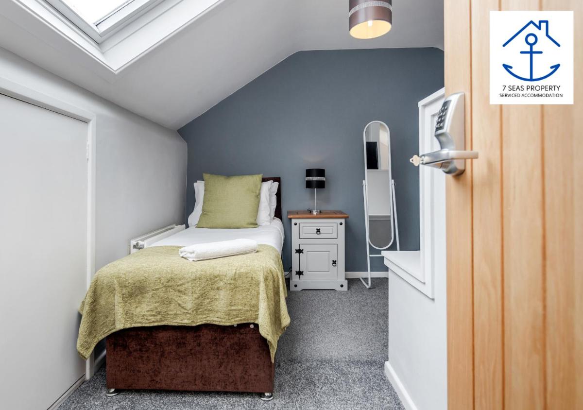 5 BED TOWN HOUSE BY 7 SEAS PROPERTY READING WITH GARDEN,PARKING AND WIFi - Housity