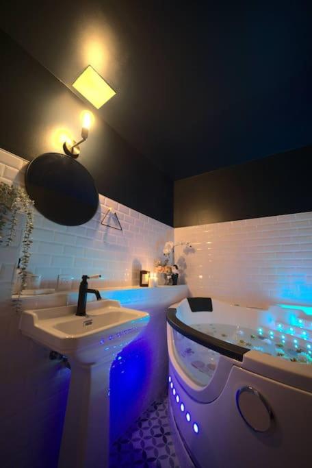 luxury room jacuzzi centre ville haut de gamme - Housity