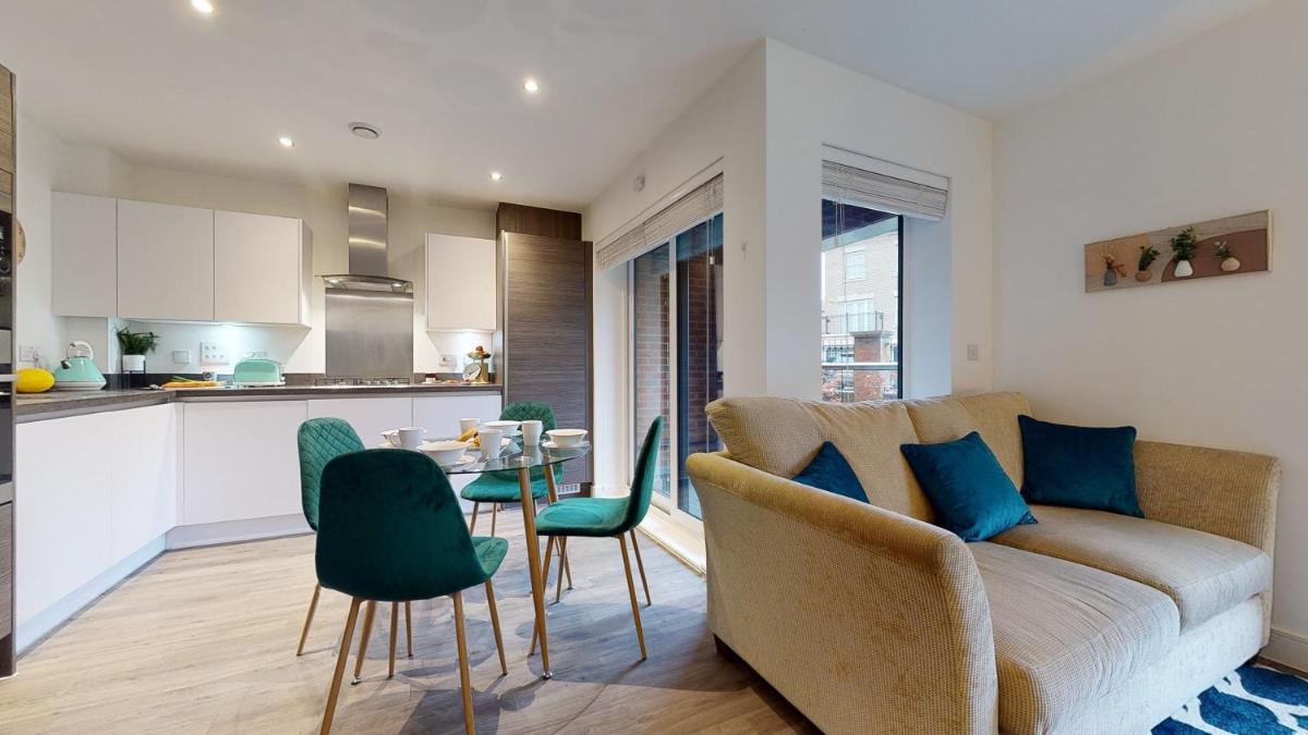 Suitetrails - Luxury 2 Bed Apartment with Parking near London