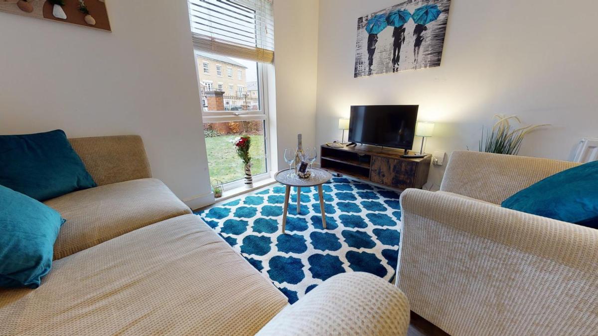 Suitetrails - Luxury 2 Bed Apartment with Parking near London
