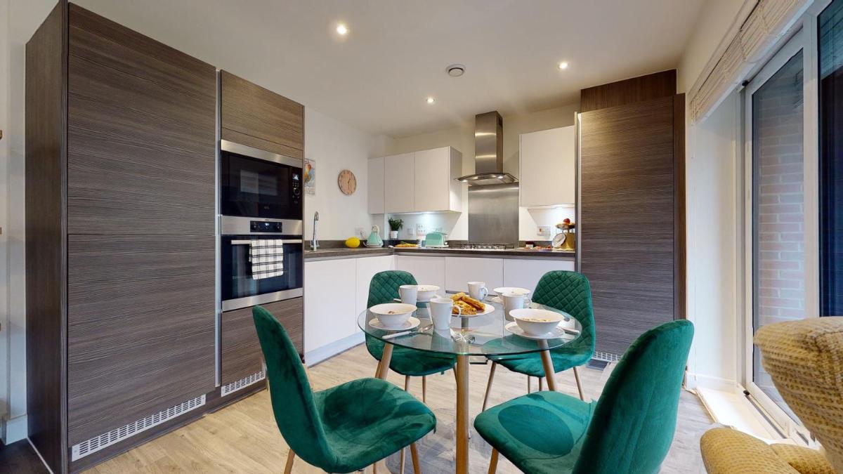 Suitetrails - Luxury 2 Bed Apartment with Parking near London