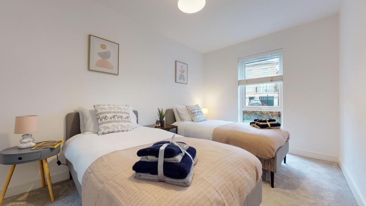 Suitetrails - Luxury 2 Bed Apartment with Parking near London