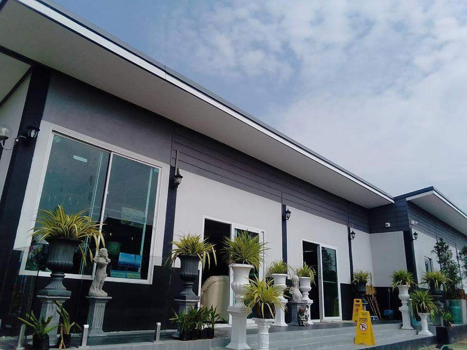 Cessna Park Resort and Hotel - Housity