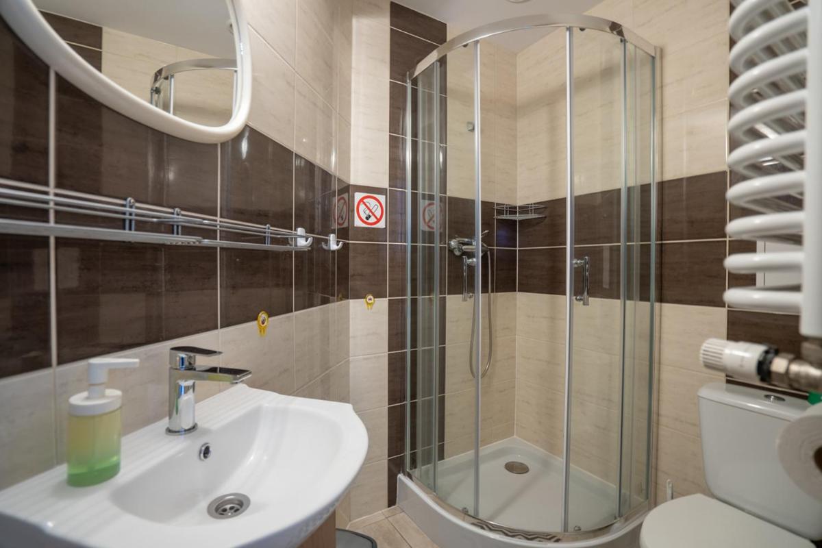 DOMINO - pokoje i apartamenty - Housity