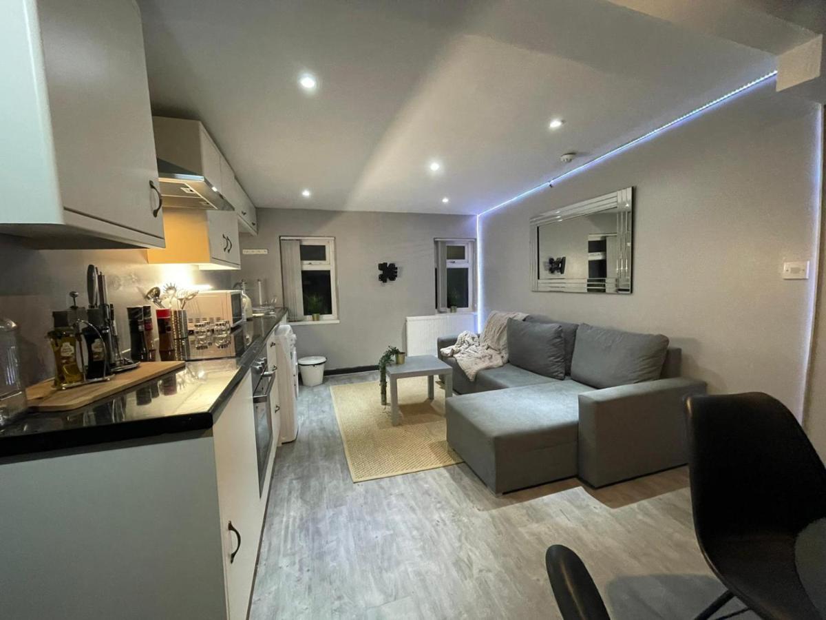 Lovely Party House - Centrally Located - Housity
