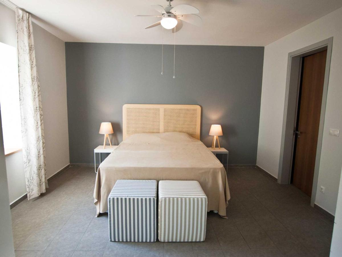 Suitetrails - 1 Bedroom Seafront Apart w/Pool, Garden, Free WiFi