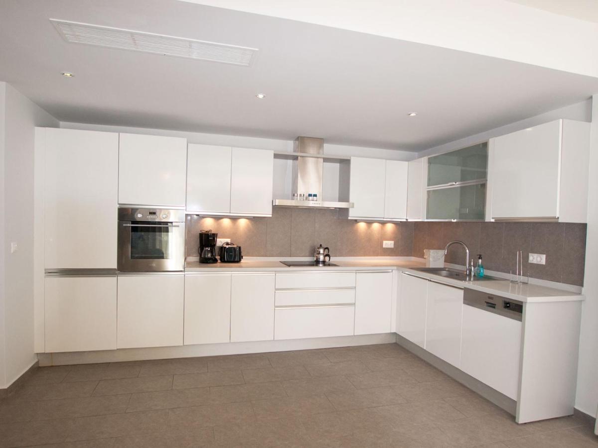 Suitetrails - 1 Bedroom Seafront Apart w/Pool, Garden, Free WiFi
