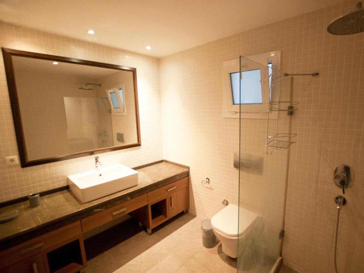 Suitetrails - 1 Bedroom Seafront Apart w/Pool, Garden, Free WiFi