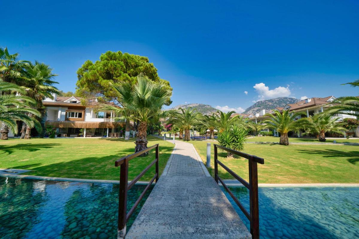 Suitetrails - 1 Bedroom Seafront Apart w/Pool, Garden, Free WiFi
