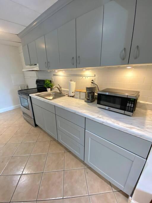 H1 Large modern 1 BR Apartment in Downtown - Housity