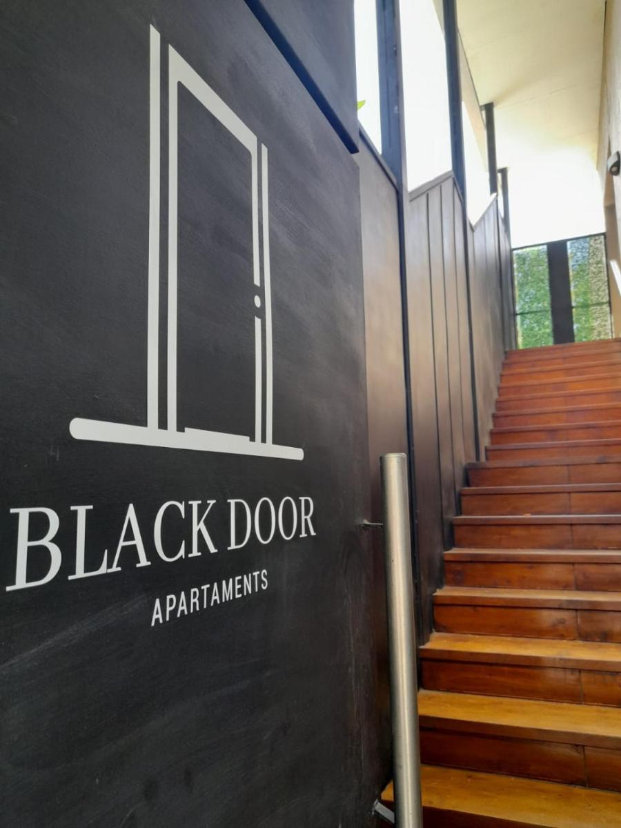 Black Door Apartament - Housity