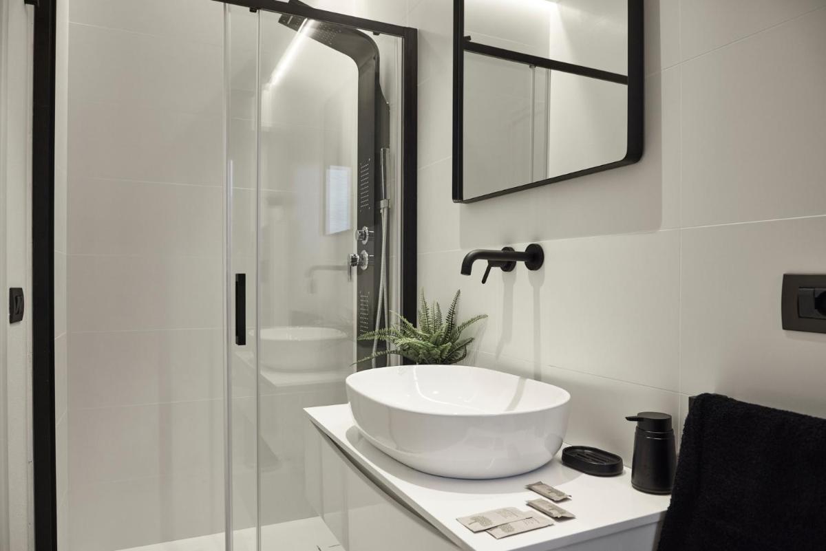 AFTER8-BLACK&WHITE - Housity