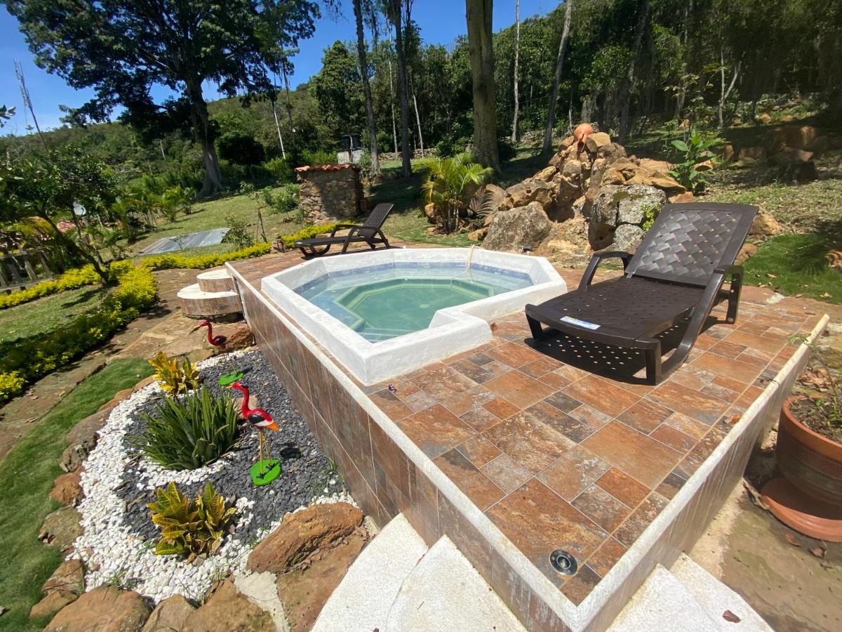 Agradable casa de campo con jacuzzi, hermosa vista, Cabaña Las Palmas - Housity