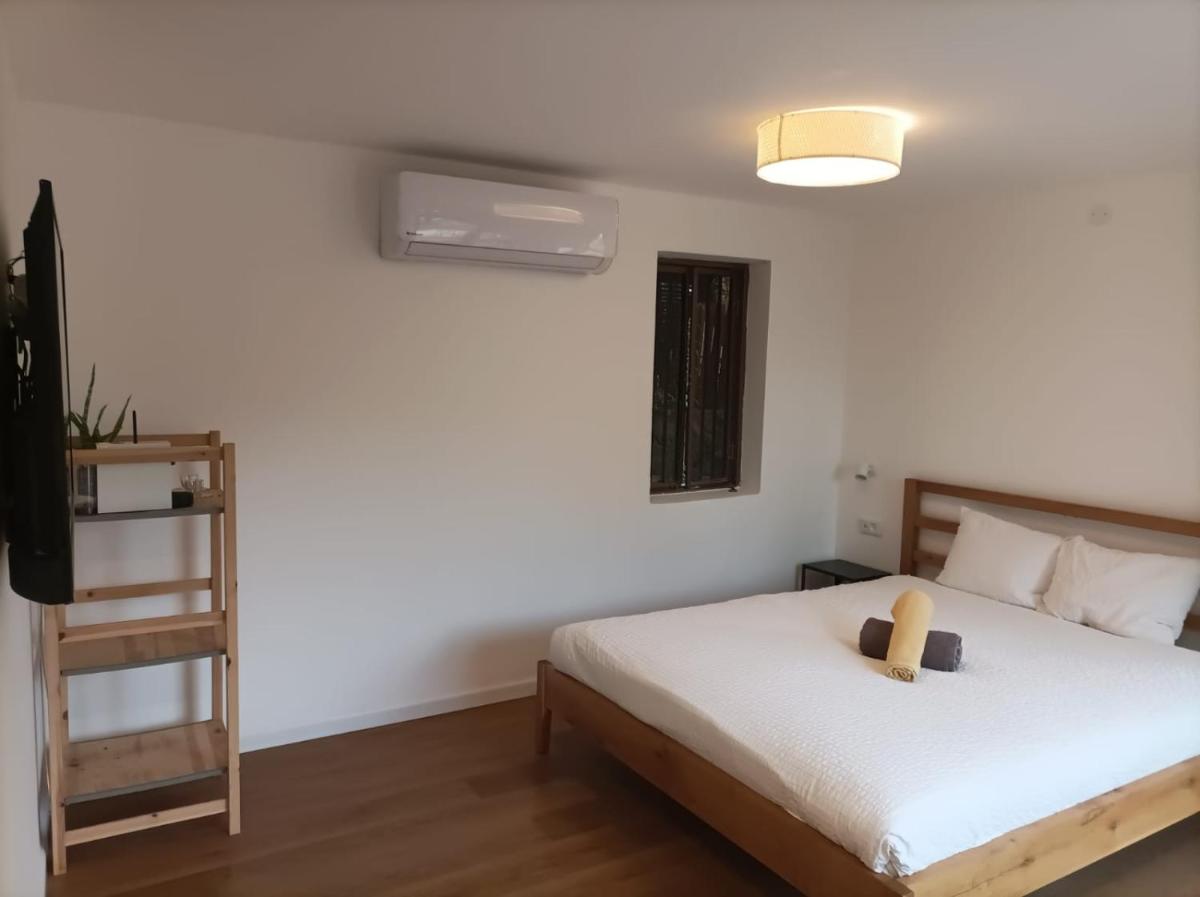 Eilat stone - Patio אבן אילת - פטיו - Housity