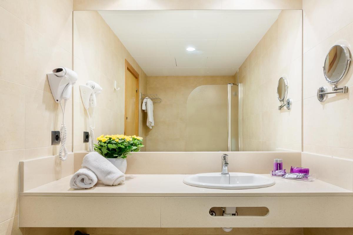 Un baño de Hotel Beverly Park & Spa