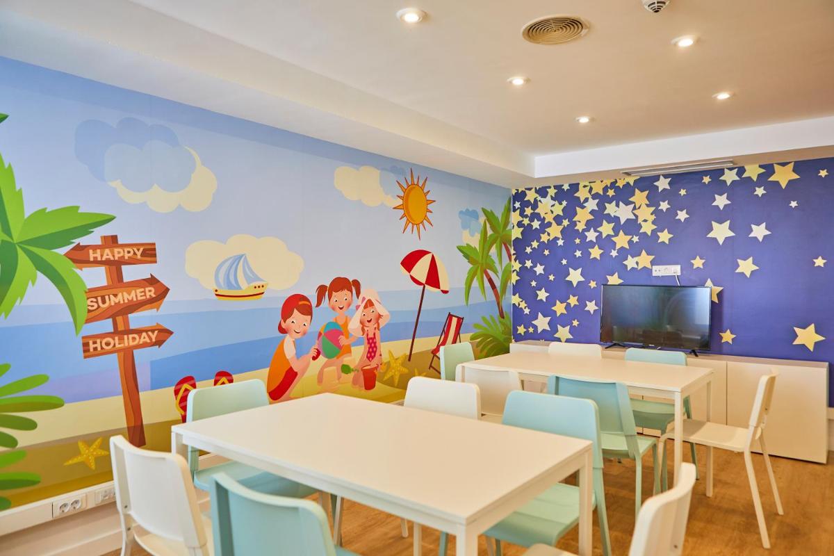 Una televisión o centro de entretenimiento en Aparthotel Ponent Mar