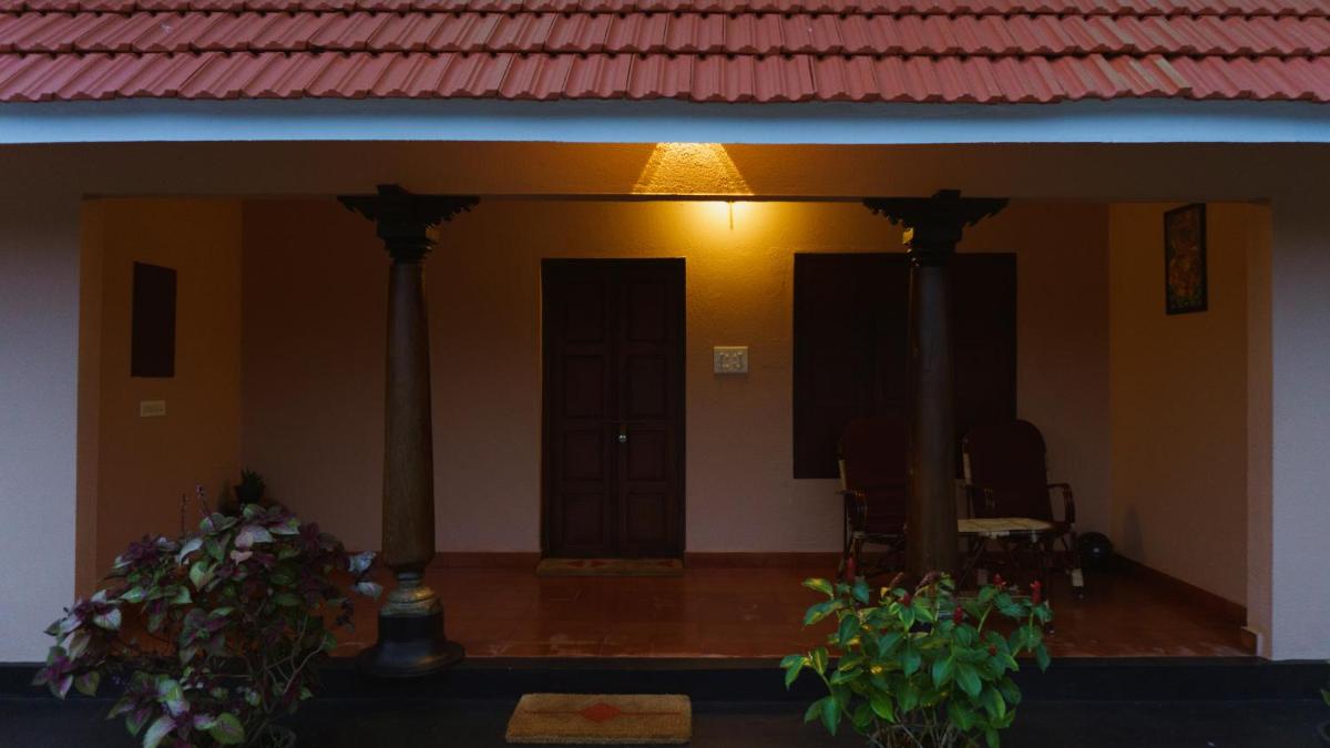 CANALVIEW PRIVATE COTTAGE Azhikkal Ayiram Thengu - Housity