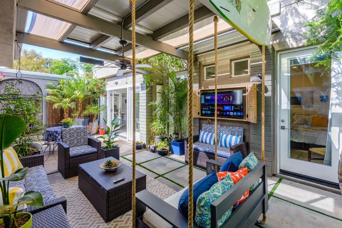 Uptown TROPICAL BEACH HOUSE off Restaurant Row!! - Housity