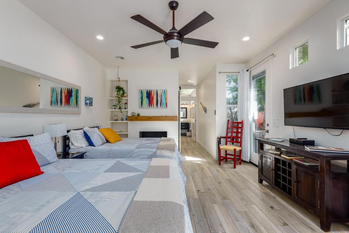Uptown TROPICAL BEACH HOUSE off Restaurant Row!! - Housity