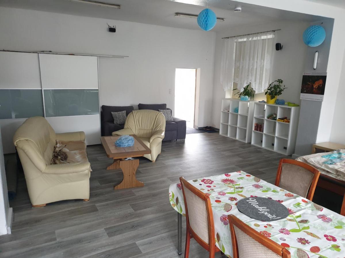 Einraum-Ferienwohnung 46m2 Eisenhüttenstadt-Diehlo - Housity