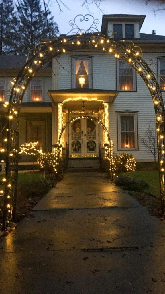 Raindrops On Roses Bed & Breakfast - Housity