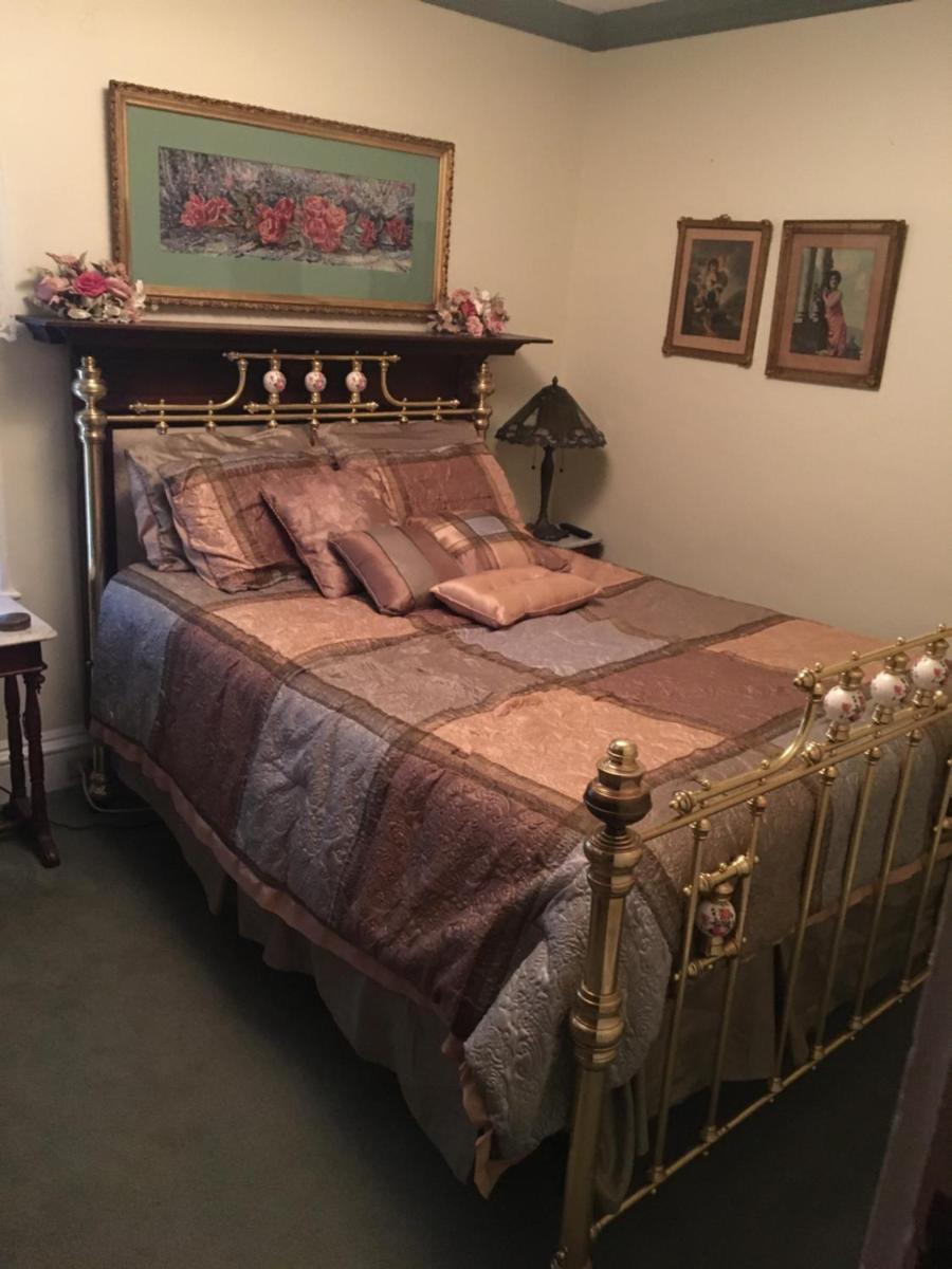 Raindrops On Roses Bed & Breakfast - Housity
