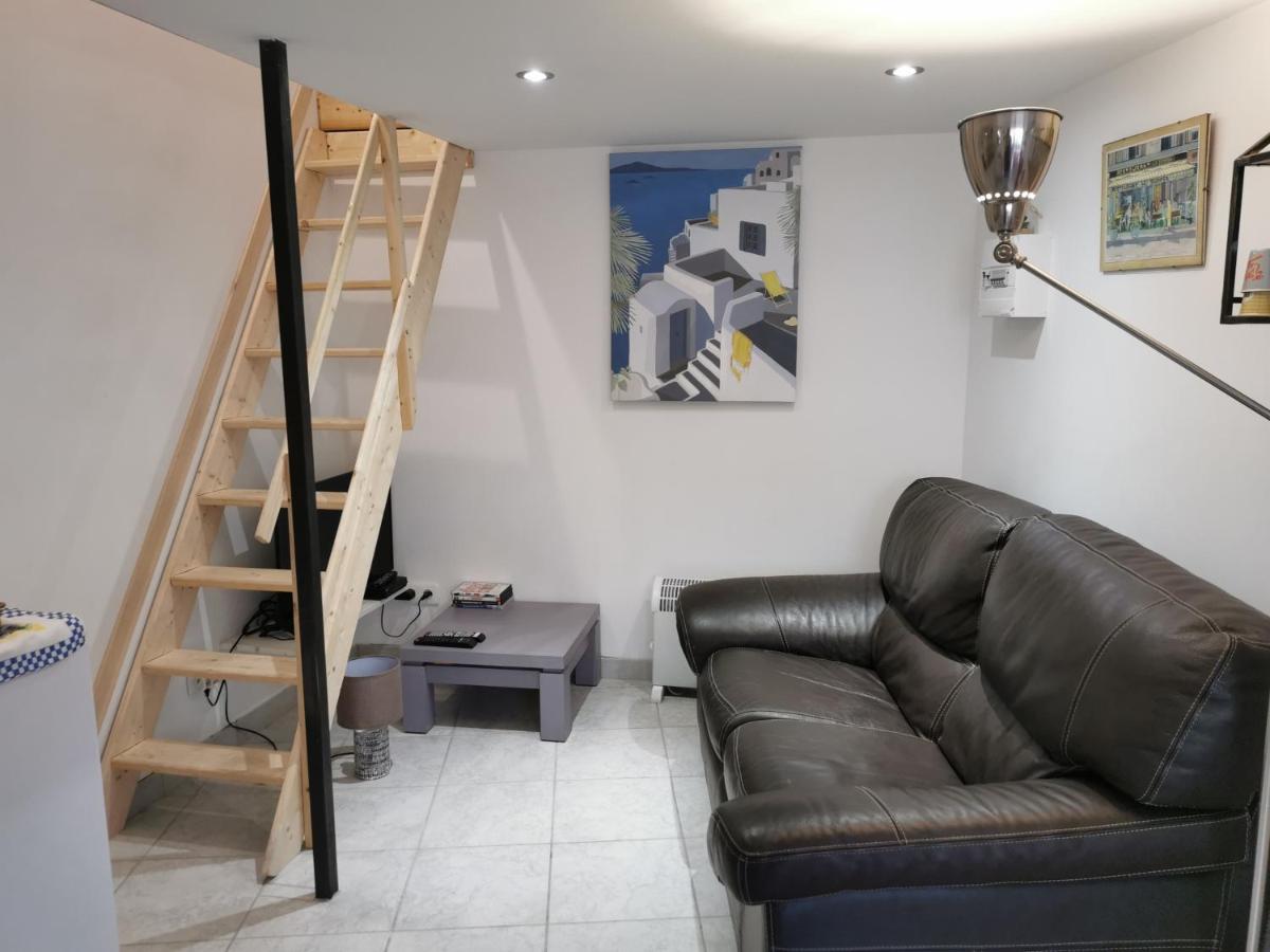 STUDIO 4 PERSONNES A 2Mn DE LA PLAGE - Housity