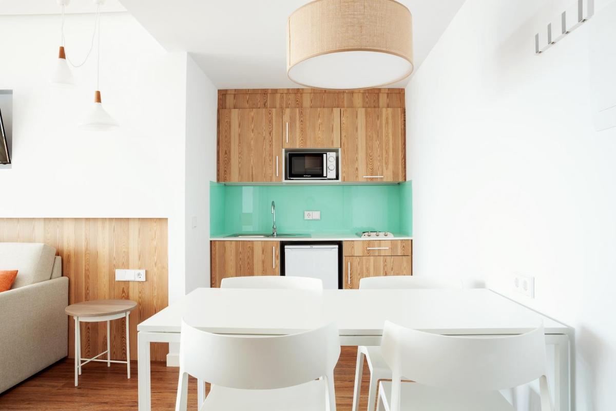 Una cocina o zona de cocina en Aparthotel Ponent Mar