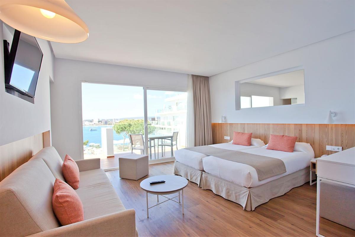 Cama o camas de una habitación en Aparthotel Ponent Mar