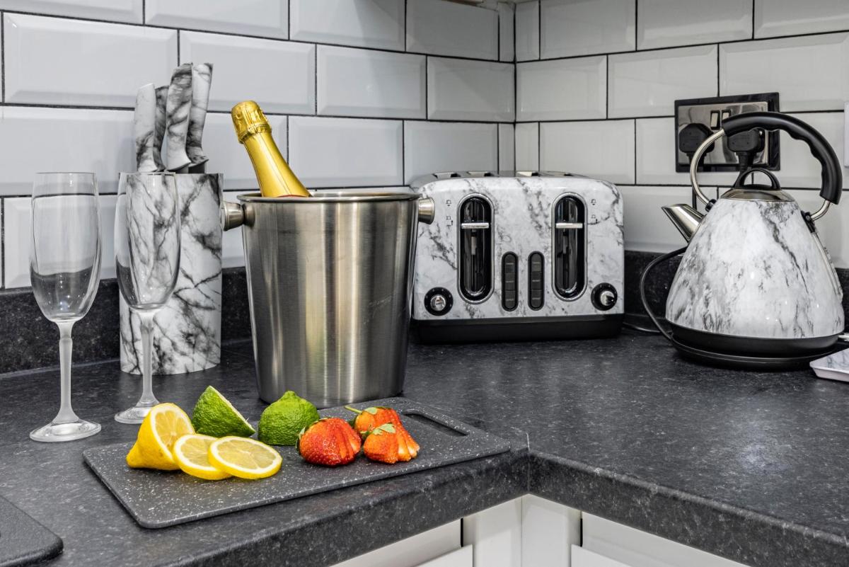 Cosy Apartment in West Bridgford, Close to Transport links and walking distance to Cricket and Football - Housity
