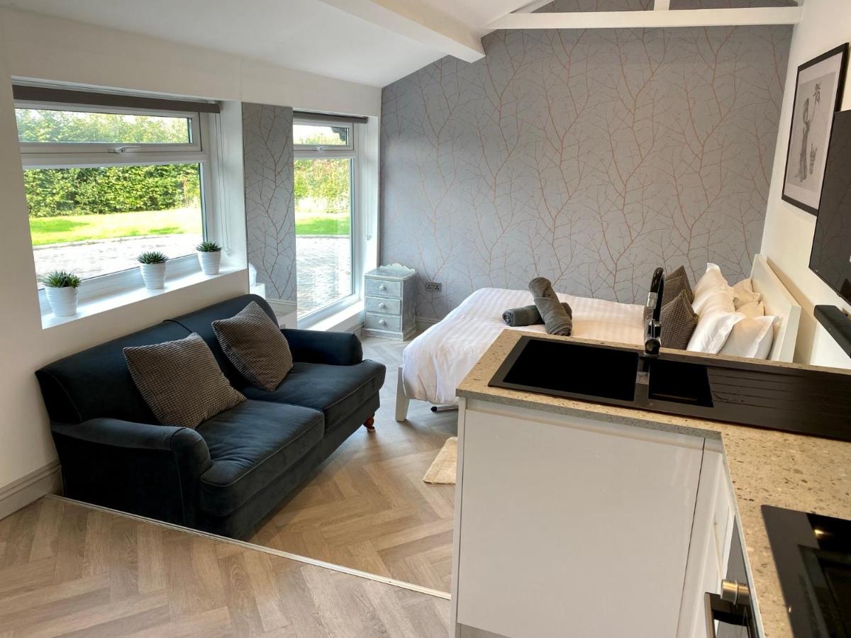 Secluded studio apartment with private gated access- The Pavilion - Housity